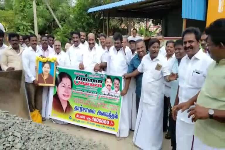 dmk admk men compete on new road project started in kancheepuram