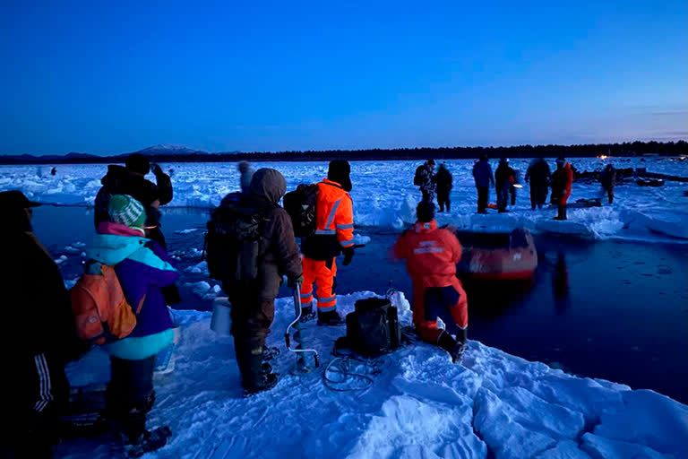 Fishermen rescued from ice floe