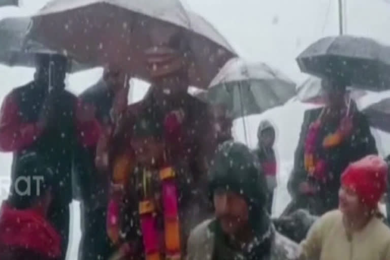 Barati news stranded in snowfall