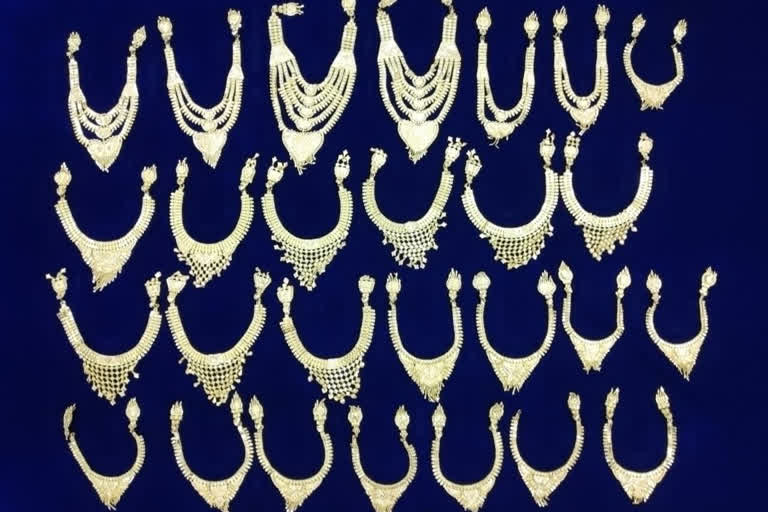 Customs officials seized gold jewelery worth Rs 22 lakh