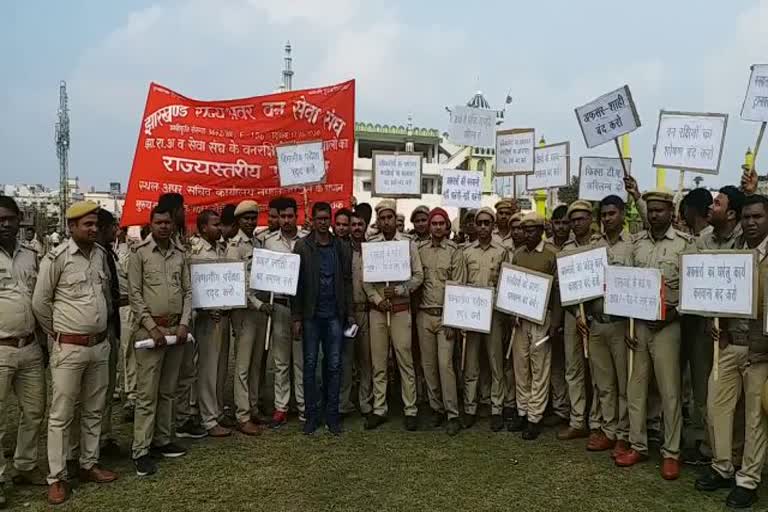 Protest of forest guards against the working of forest department in ranchi