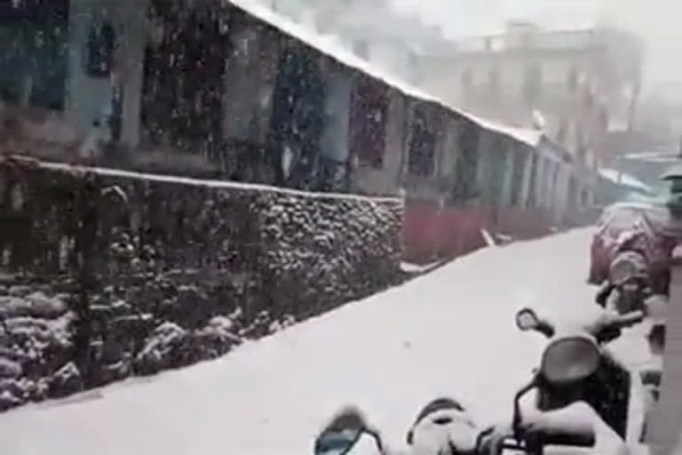 almora snowfall updates, अल्मोड़ा में बर्फबारी समाचार