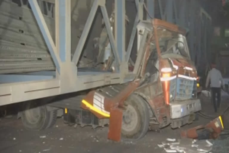 2 injured after under-construction foot overbridge collapses in Mumbai