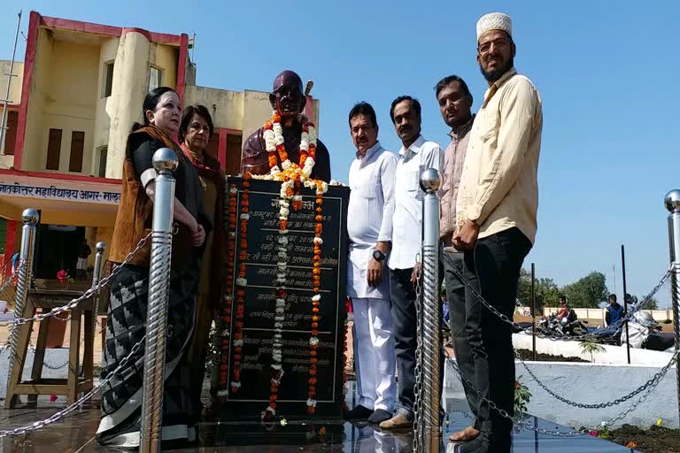 mahatma-gandhis-statue-unveiled-at-nehru-college