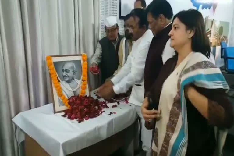 Congress leaders pay tribute to Mahatma Gandhi