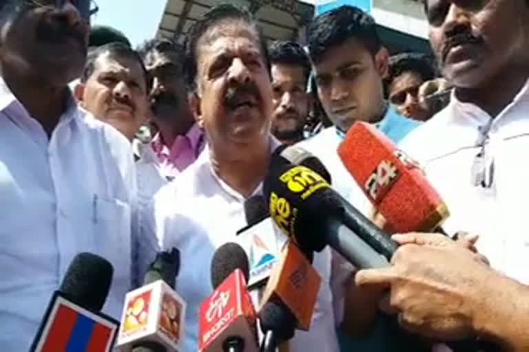 Ramesh Chennitala against governor and government  Ramesh Chennitala  രമേശ് ചെന്നിത്തല  ഗവർണറെ തിരിച്ചു വിളിക്കണമെന്ന പ്രമേയത്തിൽ ഉറച്ചുനിൽക്കും; രമേശ് ചെന്നിത്തല