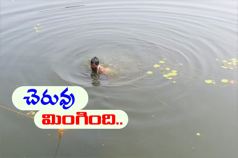 చెరువులో పడి ఇద్దరు చిన్నారులు దుర్మరణం