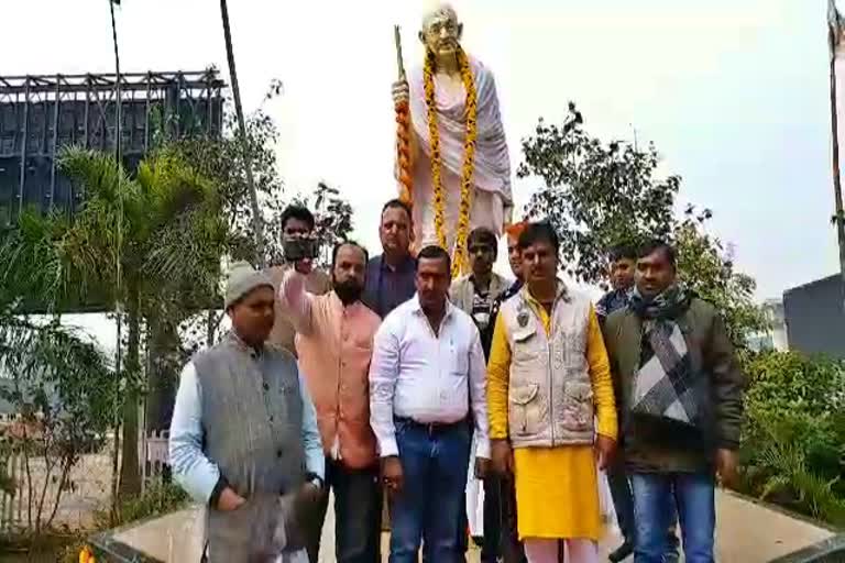 Congress leaders garlanded Mahatma Gandhi statue in ranchi