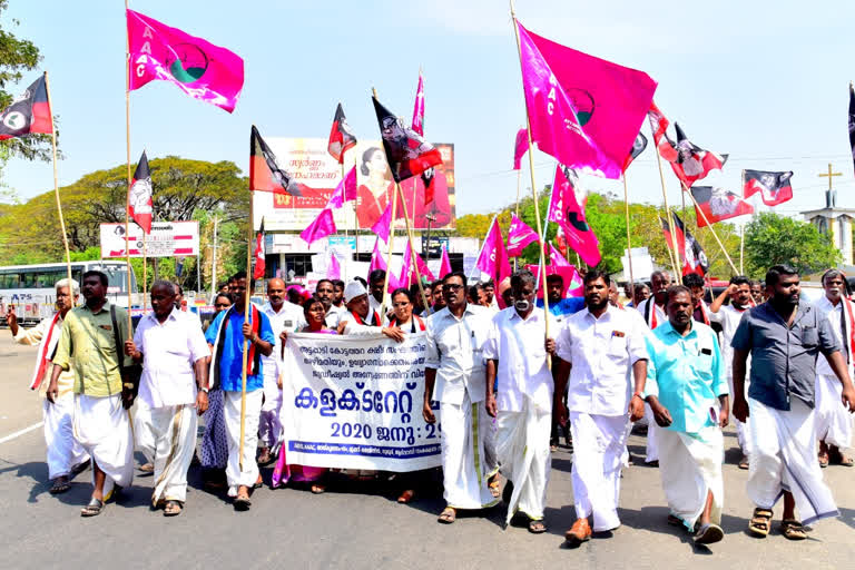 protest against diary department officer transfer, ஊழலை வெளிக்கொணர்ந்த பழங்குடி அலுவலர், பணியிட மாற்றம் செய்த உயர் அலுவலர்கள்