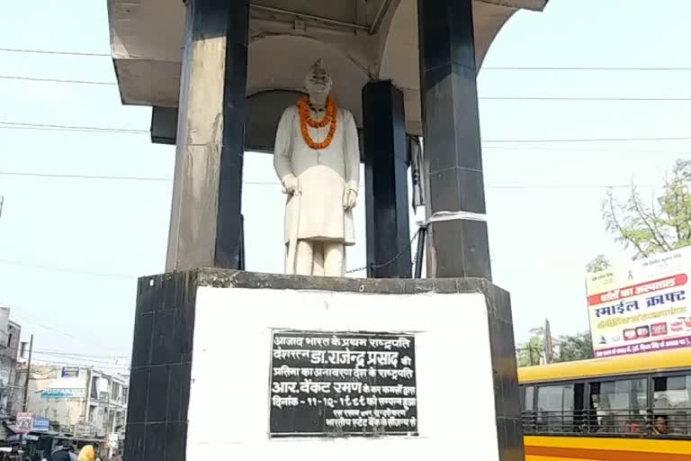 damaged statue of Dr. Rajendra Prasad in palamu