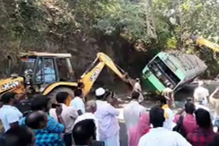 kumali bus accident  കുമളി ബസ് അപകടം  തമിഴ്‌നാട് ട്രാൻസ്പോർട്ട് കോർപ്പറേഷന്‍  തമിഴ്‌നാട് പൊലീസ്