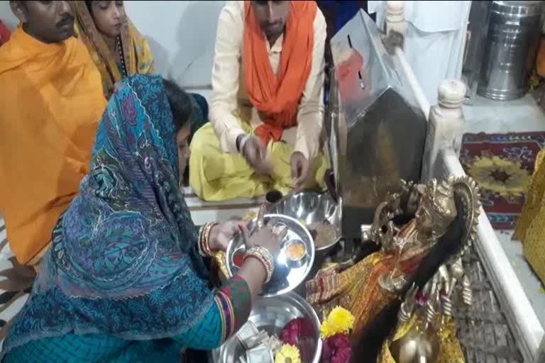 Bima Bharti worshiping