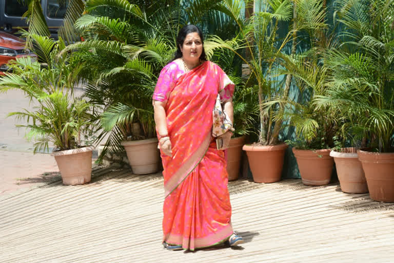 Anuradha Paudwal SC applies break