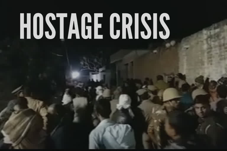 Hostage crisis  Farrukhabad hostage  ലഖ്‌നൗ  ബന്ദികളാക്കിയ കുട്ടികളെ പൊലീസ് രക്ഷപ്പെടുത്തി  സുഭാഷ് ഗൗതം  എംഎല്‍എയും എസ്‌പി  utter pradesh  farukbad