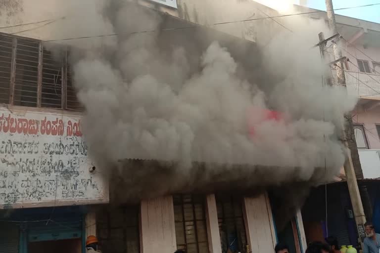 Fire on auto mobile godown,ಆಟೋ ಮೊಬೈಲ್ ಗೋದಾಮಿಗೆ ಬೆಂಕಿ