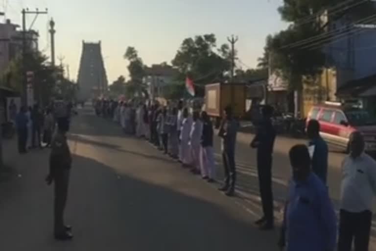 human chain protest  human chain protest against caa nrc npr in thiruvarur  திருவாரூர் மனிதச் சங்கிலி போராட்டம்  மனிதச் சங்கிலி போராட்டம்  ஐக்கிய ஜமாத் கூட்டமைப்பு போராட்டம்  mannar kudi human chain protest