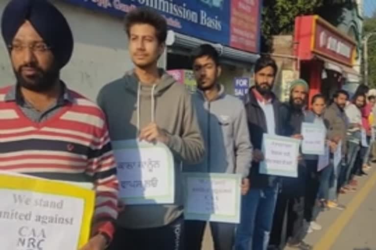 people creat human chain against caa and ncr in leadership of  Dharamveer Gandhi