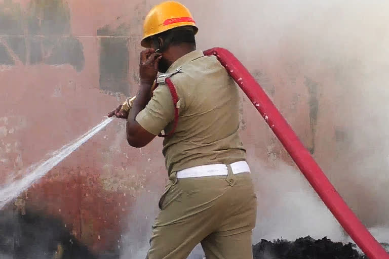 Maharashtra  Thane  fireman injured in maharashtra  അഗ്നിശമന സേനാംഗം  താനെ തീപിടിത്തം