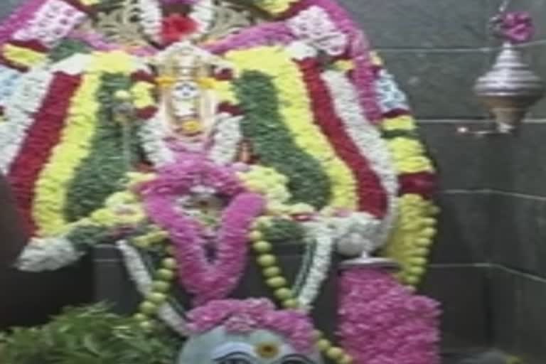 தீ மிதித்து நேர்த்தி கடனை தீர்த்த பக்தர்கள்