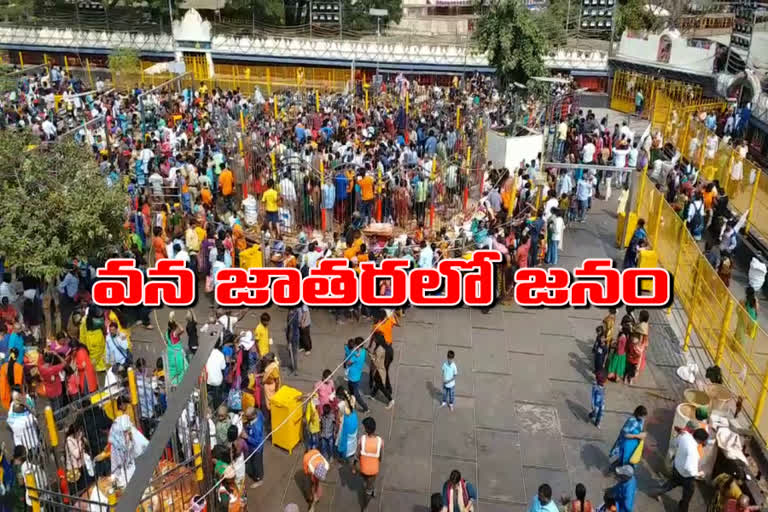 lot of devotees at medaram in mulugu district