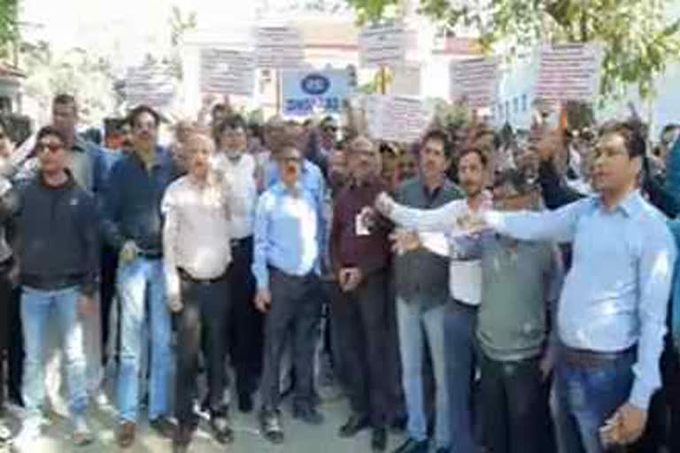 employees-of-vadodara-nationalized-banks-landed-on-a-two-day-strike-after-taking-their-demands