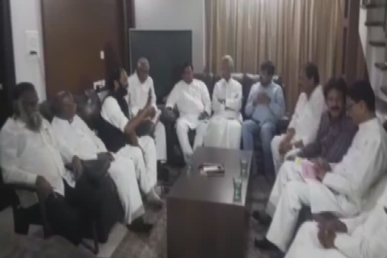 Telangana congress senior leaders Meet in uttam kumar reddy house