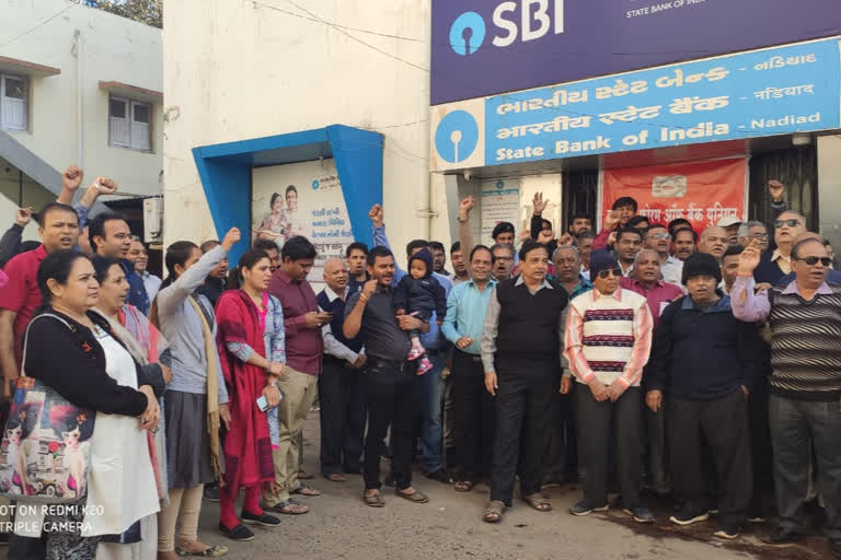 Etv Bharat, Gujarati News, Nadiad News, Bank Employee Protest