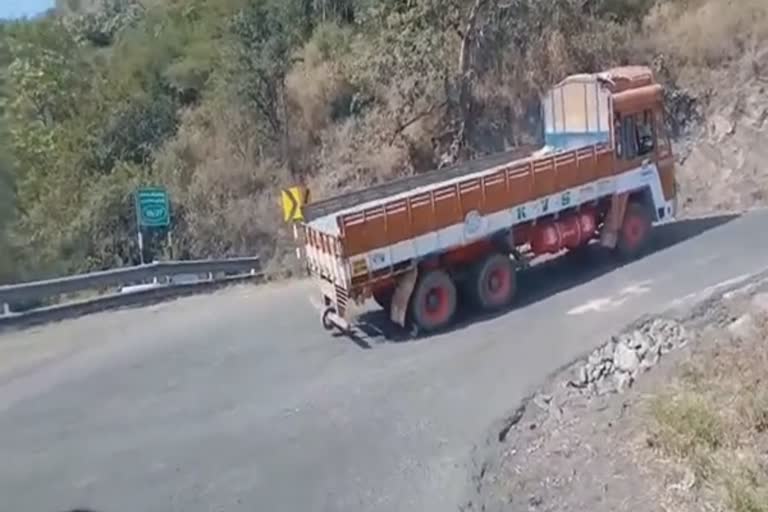 திம்பம் மலைப்பாதையில் லாரி பழுது  sathy dhimbam mountain road  lorry broke down and stuck in sathy dhimbam  lorry repair in dhimbam road