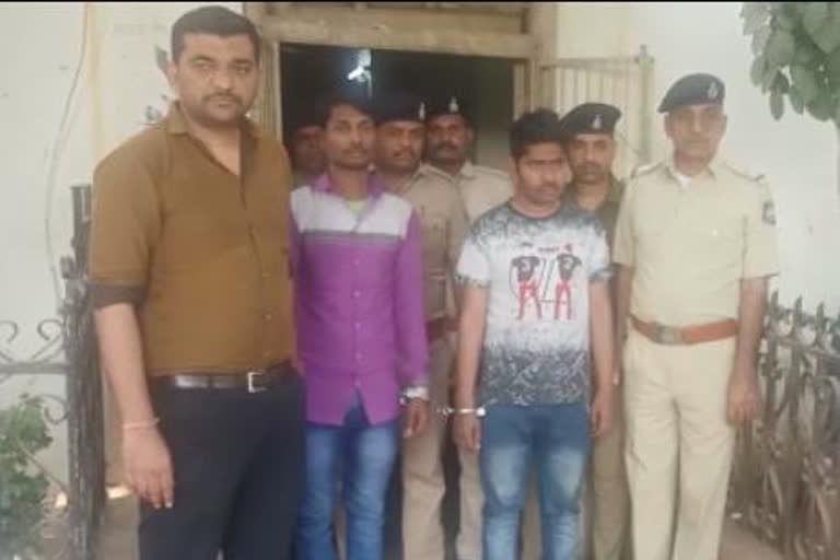 2 accused arrested railway ticket reservation fraud in kalupur railway station