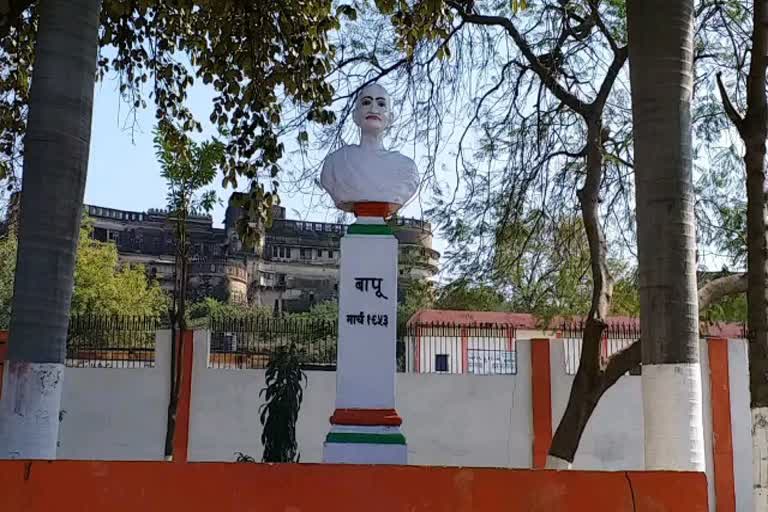 mahatma-gandhi-sitting-in-a-park-without-glasses-for-20-years-in-tikamgarh