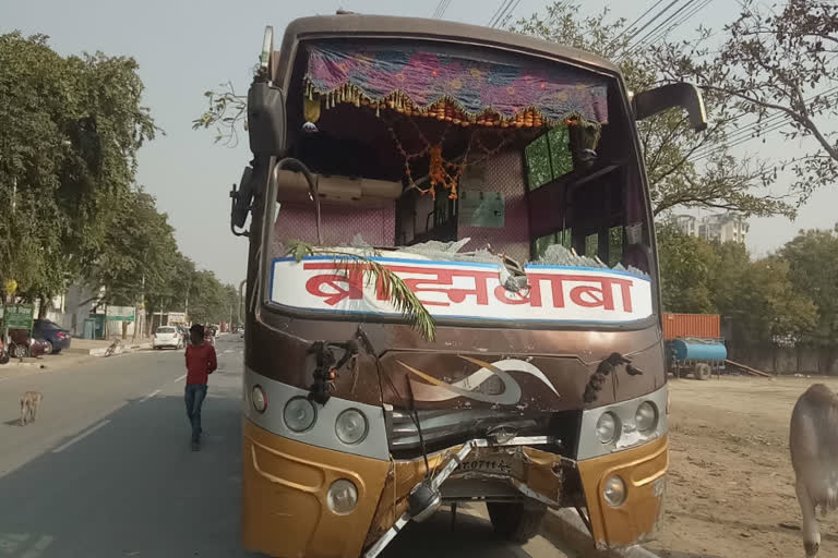 Two buses collide at zero point of Yamuna Expressway