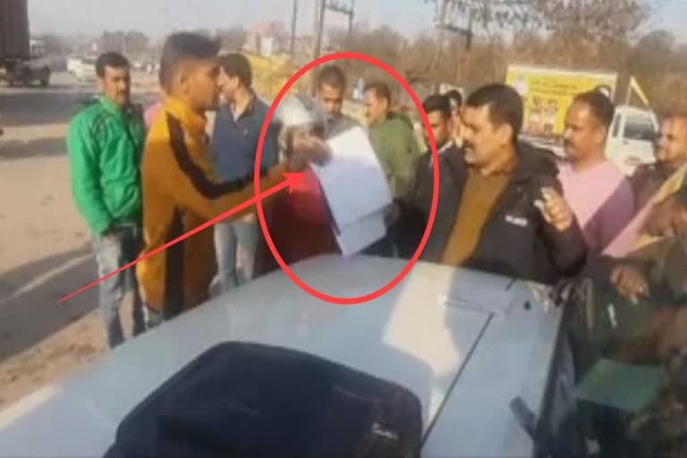 Police cut challan on NH-21 in Sundernagar