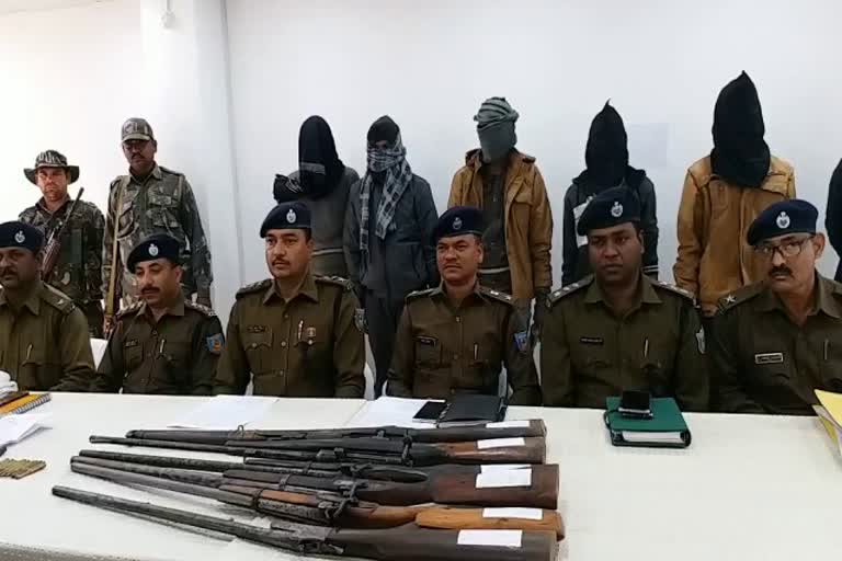 पलामू पुलिस को मिली बड़ी सफलता, TSPC के तीन और JJMP के दो नक्सली हथियार के साथ गिरफ्तार