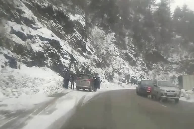 traffic jam due to Heavy snowfall in Shimla, शिमला से कुफरी तक जाम