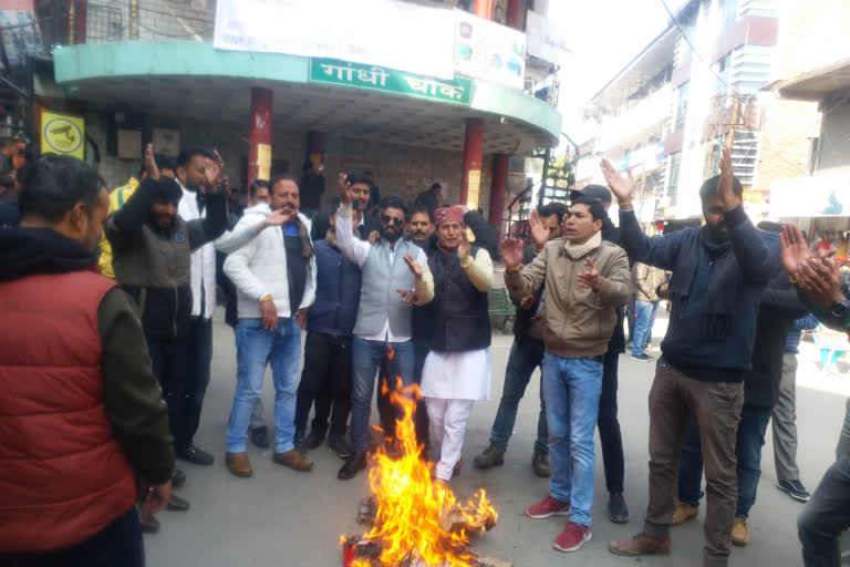 youth congress activists burnt effigy of Anurag, हमीरपुर में युकां ने जलाया अनुराग ठाकुर का पुतला