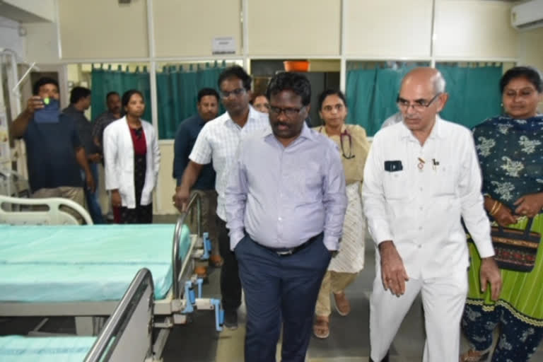 guntur collector visit corona special ward