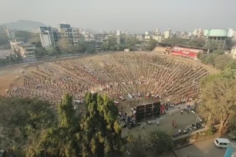 हजारो विद्यार्थ्यांनी घातले सूर्यनमस्कार