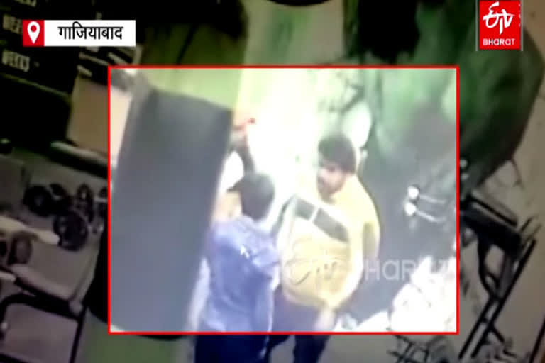 fight-two-people-between-inside-gym-in-ghaziabad