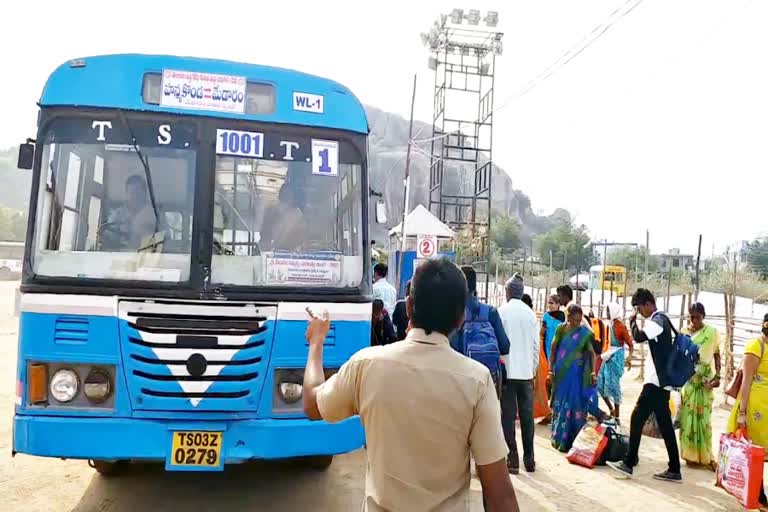 హన్మకొండ నుంచి మేడారానికి భారీగా భక్తులు