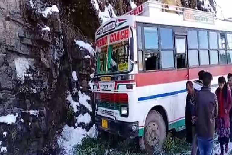 vehicle skid on road due to snowfall in nahan