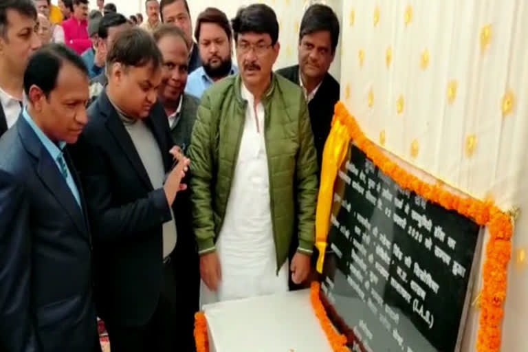 minister-mahendra-singh-sisodia-laid-foundation-stone-of-community-hall-in-guna