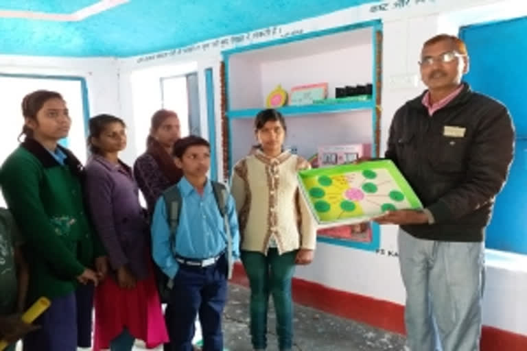 Teacher finds new way of teaching children in Kaimur