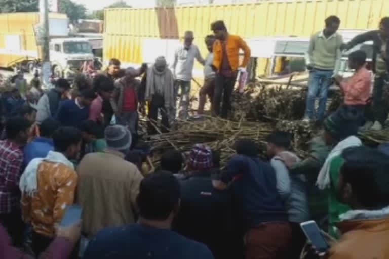 overload sugercane truck overturn in bijnaur, one person died in uttarpradesh