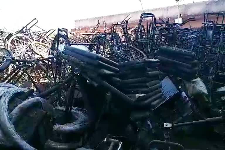 ट्राई साइकिलें खा रही जंग, Tri-bicycles are getting rust