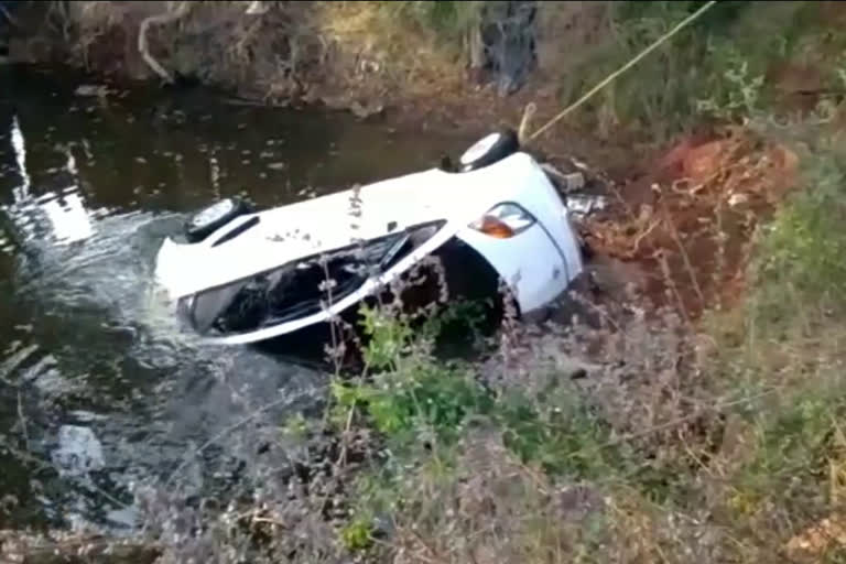 The car that crashed into the well .. missed accident