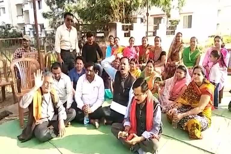 People demonstrated in Housing Board Colony in Rajnandgaon