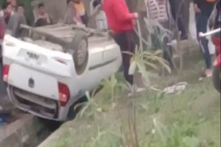 Car falls in drain in Ghaziabad