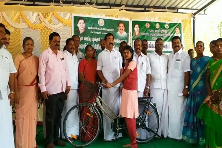 thamarai rajendran distributes fre cycles to school students