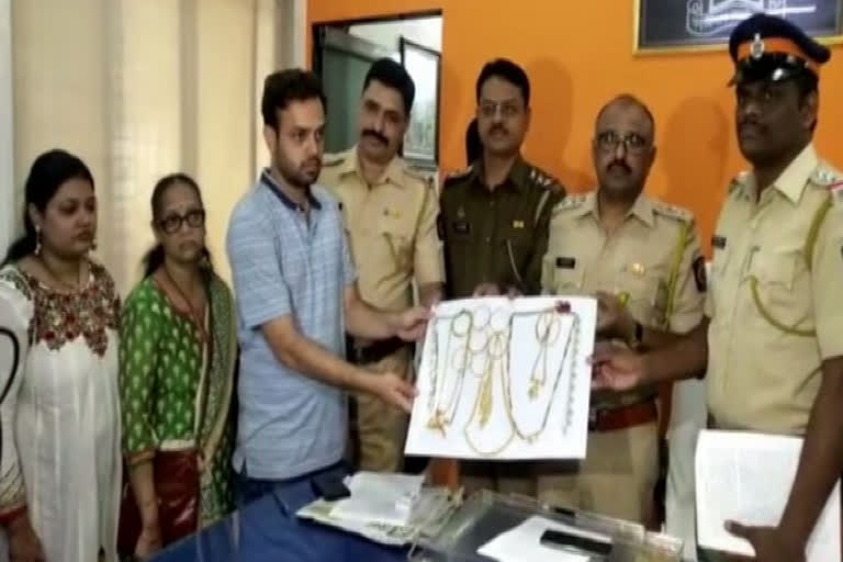 Dahisar Police recovers missing bag with gold