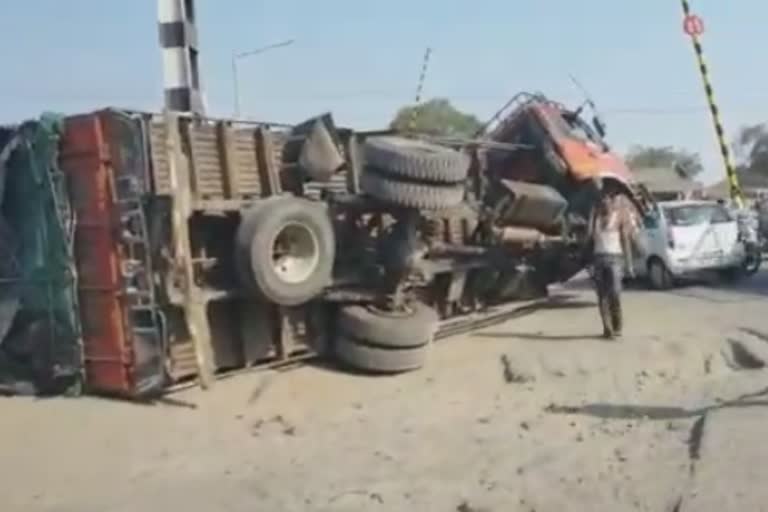 truck overturned due to rods on road in nandurbar